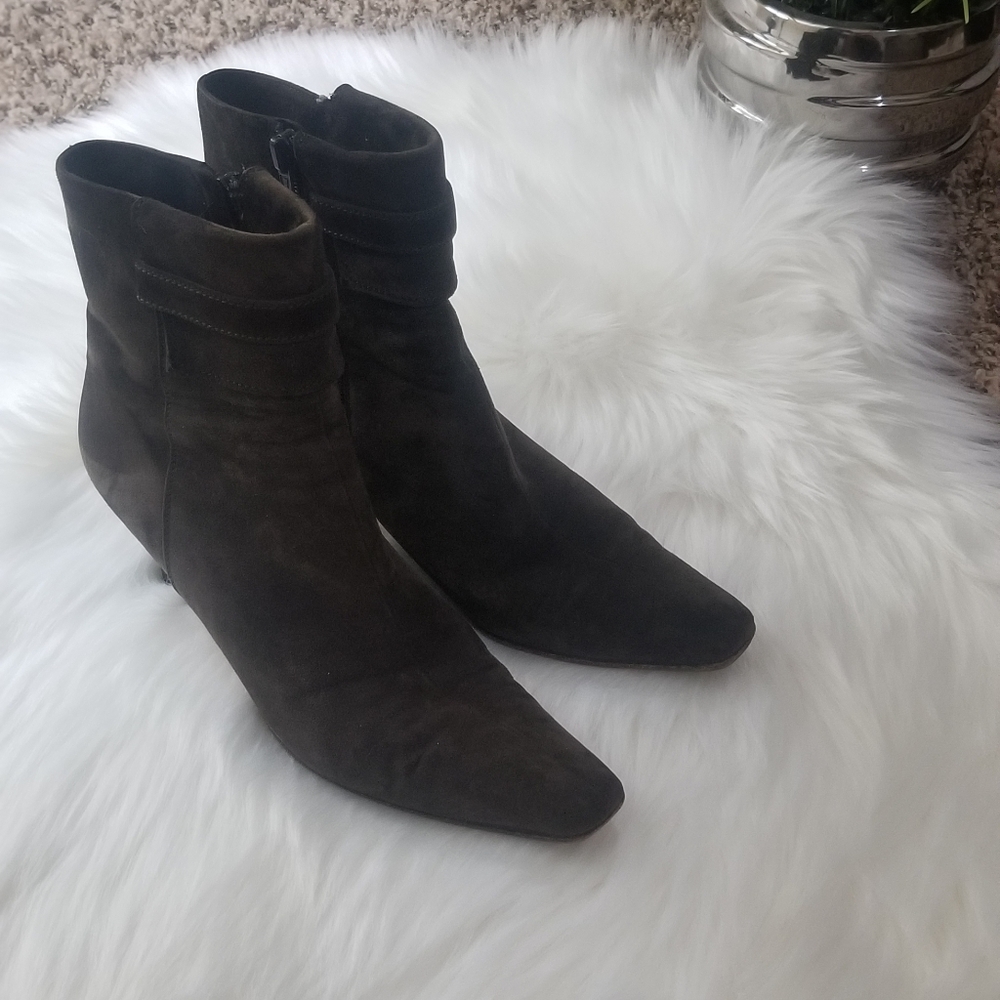 Salvatore Ferragamo Sz 7 olive green suede booties